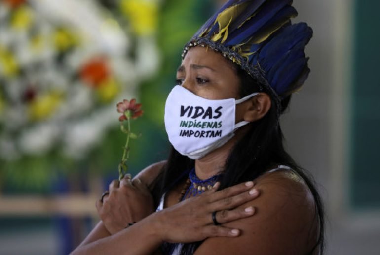 Indígena participa do funeral de Messias Kokama, líder da comunidade Parque das Tribos, em Manaus
14/05/2020
REUTERS/Bruno Kelly